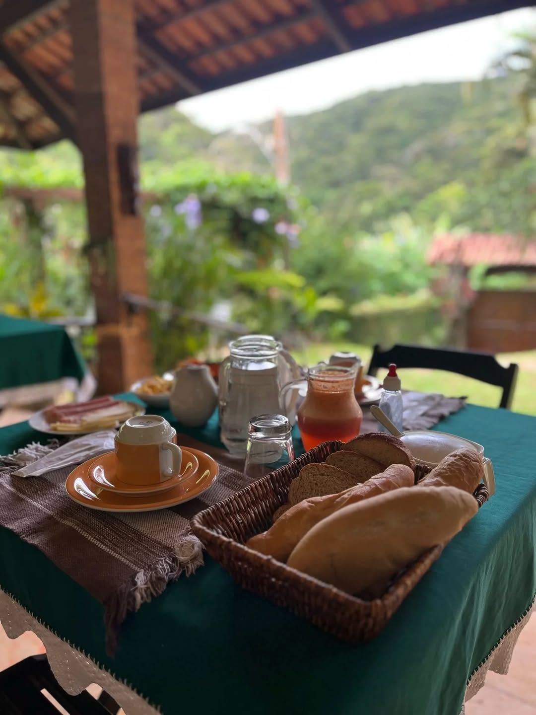 Café da manhã com vista para a serra